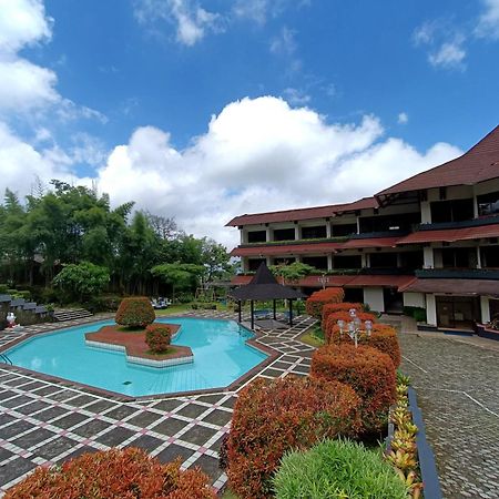 ควีนการ์เด้น โฮเต็ล Hotel บาตูราเดน ภายนอก รูปภาพ