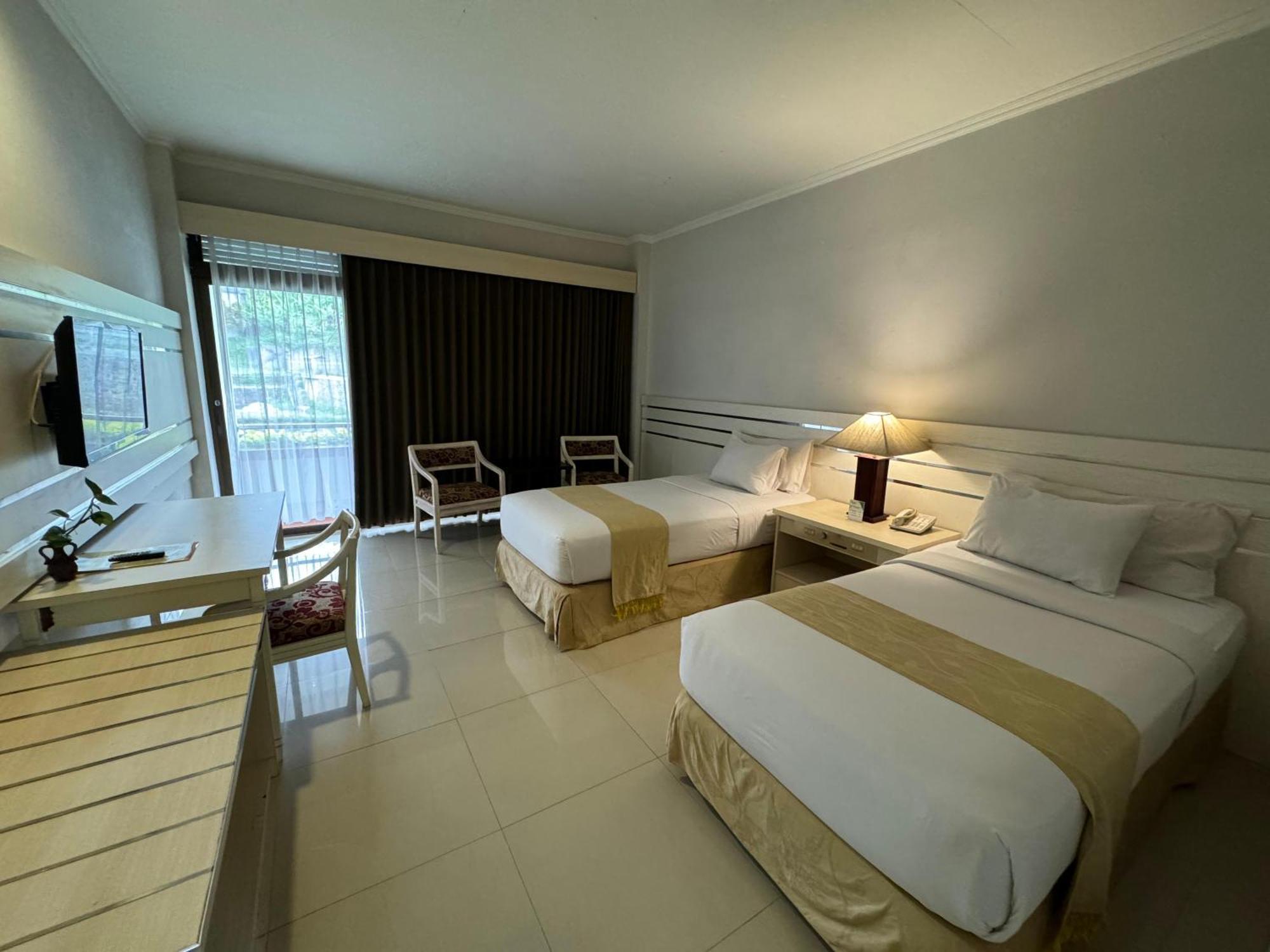 ควีนการ์เด้น โฮเต็ล Hotel บาตูราเดน ภายนอก รูปภาพ