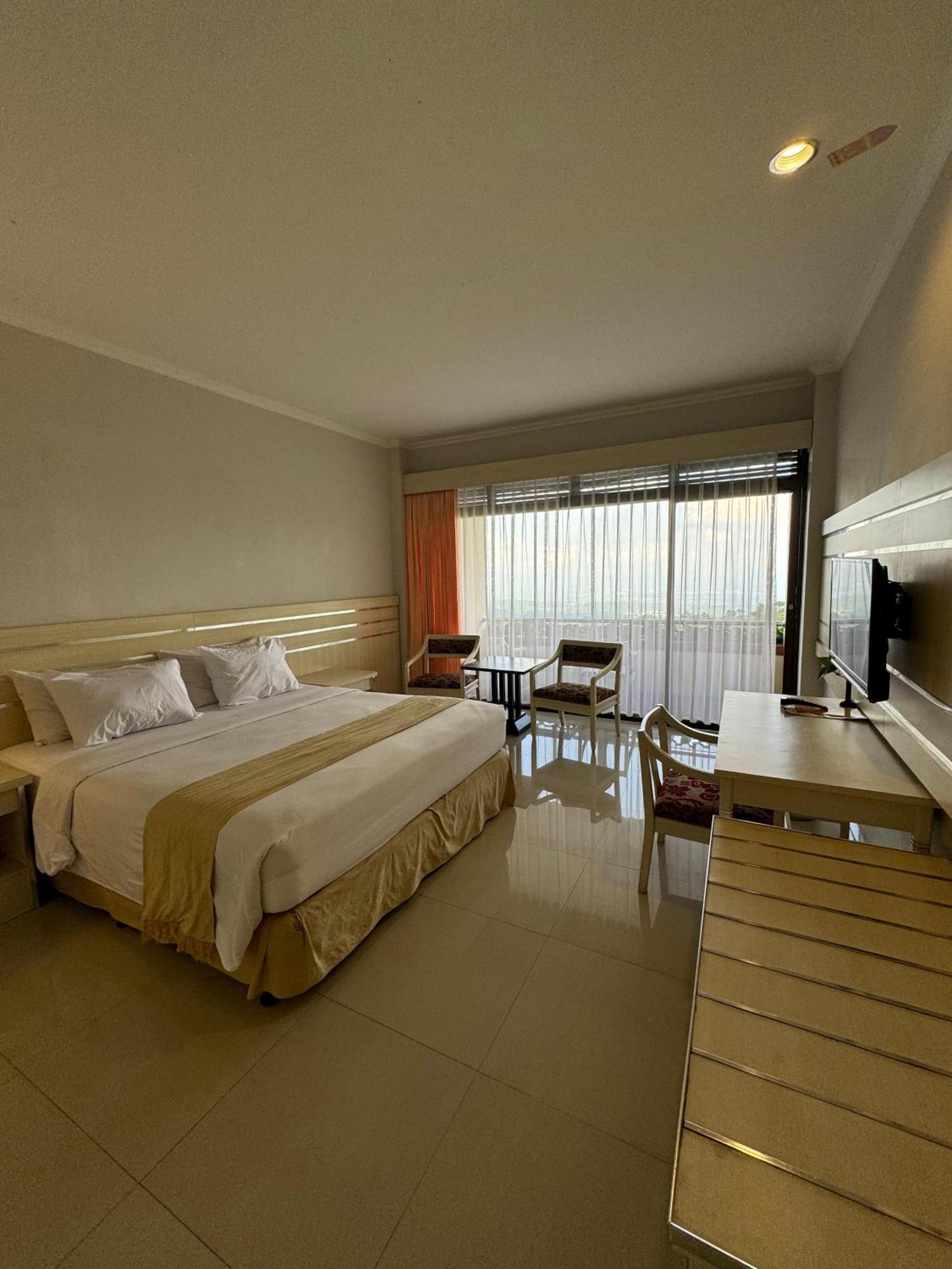 ควีนการ์เด้น โฮเต็ล Hotel บาตูราเดน ภายนอก รูปภาพ