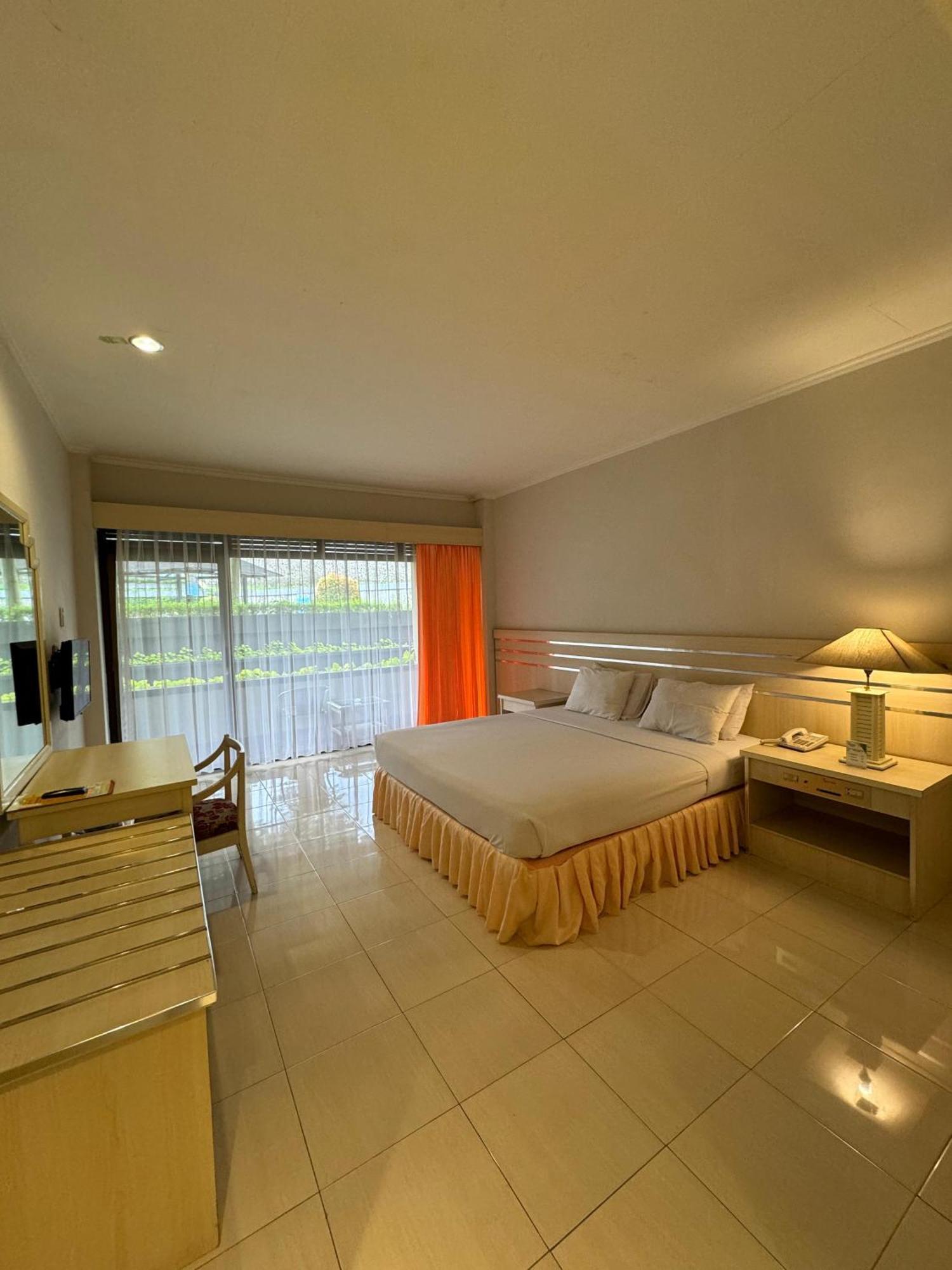 ควีนการ์เด้น โฮเต็ล Hotel บาตูราเดน ภายนอก รูปภาพ