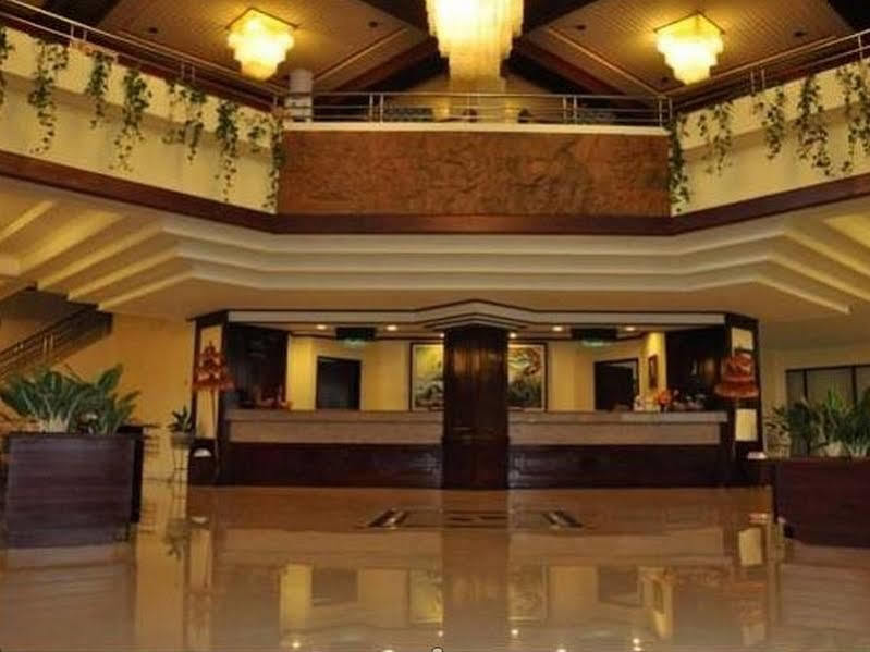 ควีนการ์เด้น โฮเต็ล Hotel บาตูราเดน ภายนอก รูปภาพ